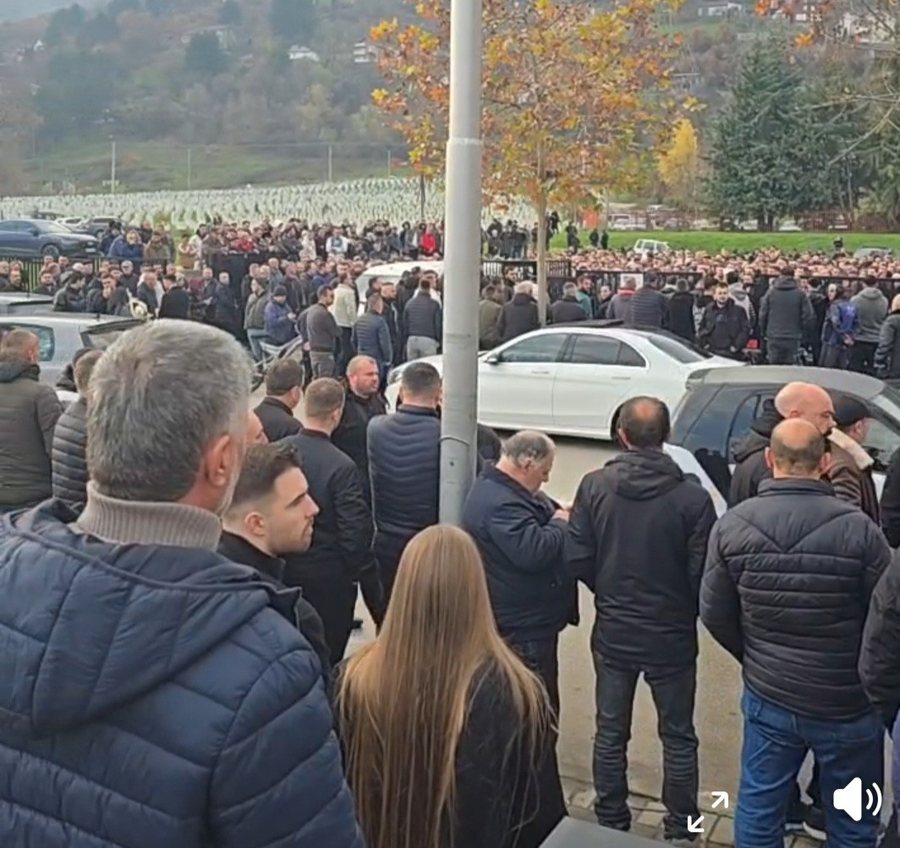 Heshtje dhe lot në sy, Shpat Kasapi përcillet në banesën e