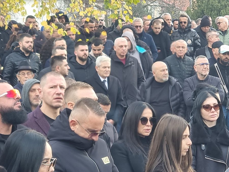 Heshtje dhe lot në sy, Shpat Kasapi përcillet në banesën e