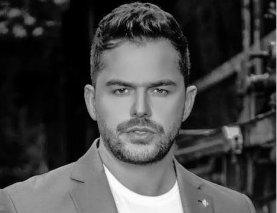 Heshtje dhe lot në sy, Shpat Kasapi përcillet në banesën e