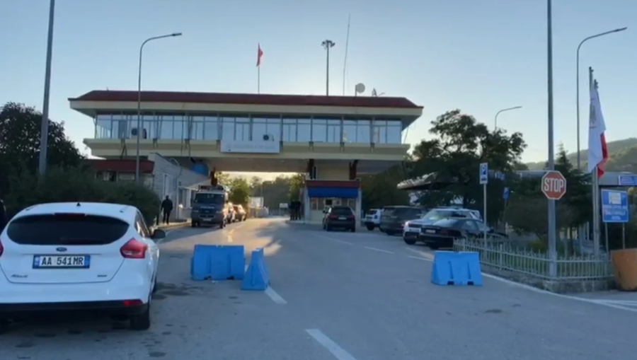 Radhë të gjata në Kakavijë për të hyrë