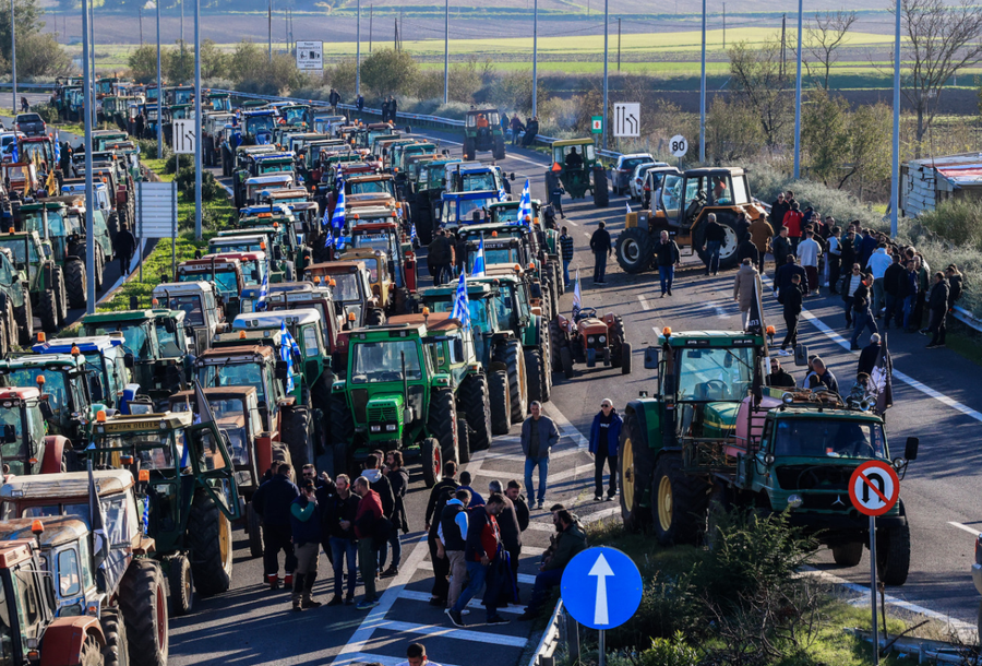 VIDEO/ Greqia në kaos, fermerët bllokojnë rrugët me