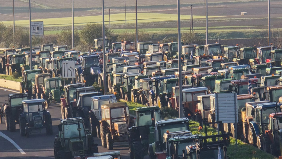 VIDEO/ Greqia në kaos, fermerët bllokojnë rrugët me