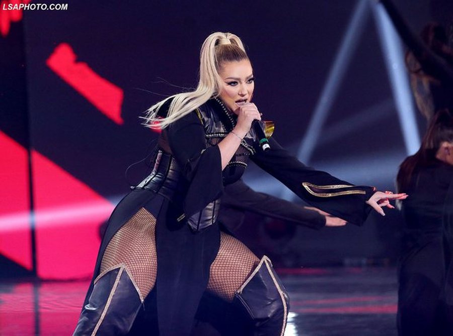 “Operacione, lopë…”/ Ronela Hajati e lodhur nga komentet