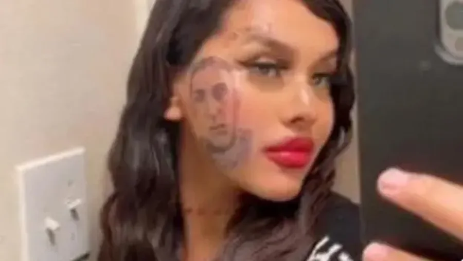 Nënë e re bën tatuazh potretin e ish-të dashurit