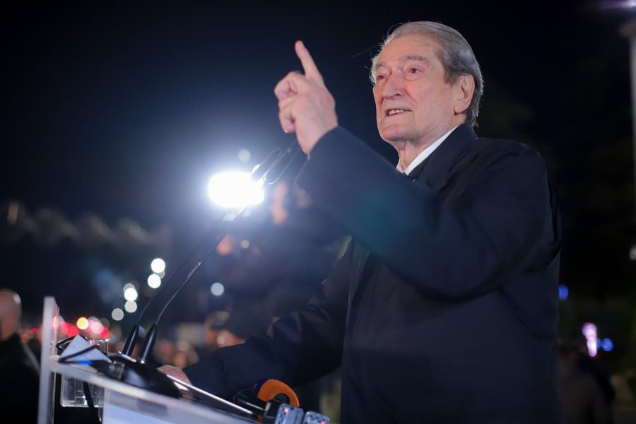 Berisha mbyll protestën para kryeministrisë, mesazhet që dha