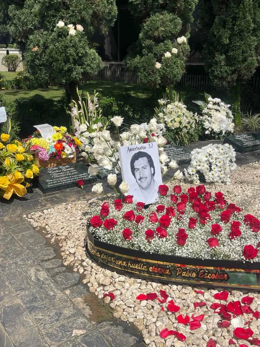 Lule në varrin e Escobarit nga motra e tij/ Sot do të kishte qenë