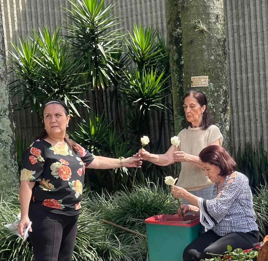 Lule në varrin e Escobarit nga motra e tij/ Sot do të kishte qenë