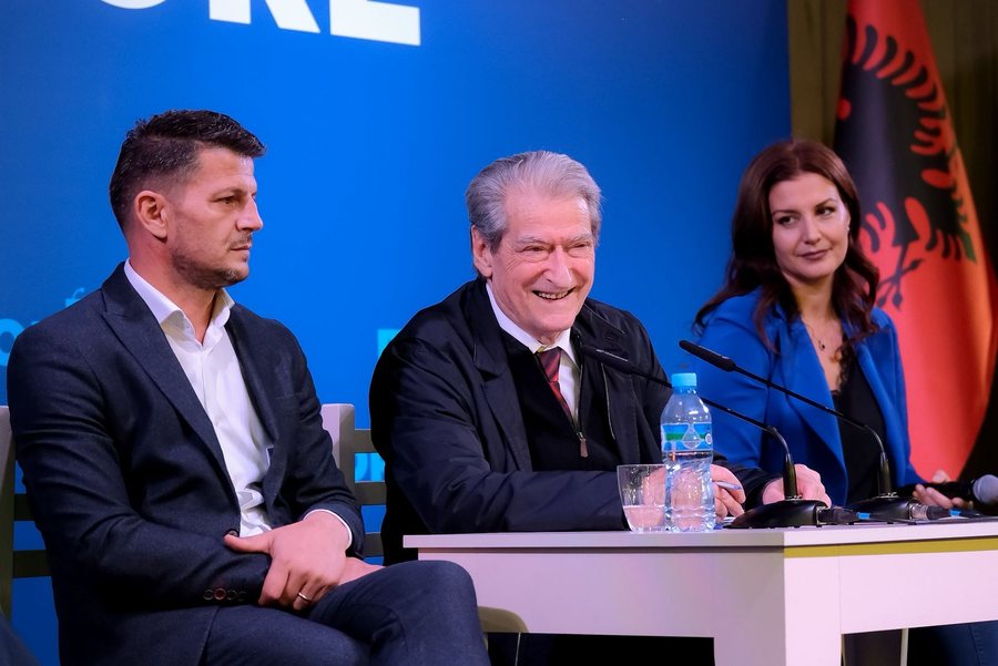 VIDEO/ Qytetari i ndërpret fjalimin Berishës! Çfarë ndodhi