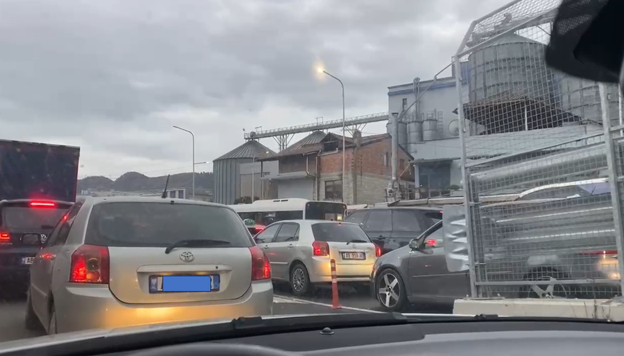 Radhë të gjata në trafik, 'paralizohen' rrugët