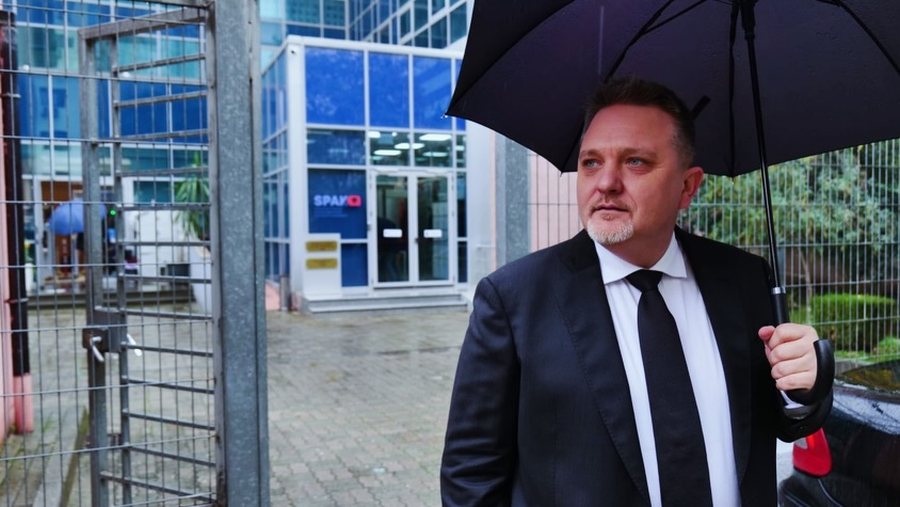 ''Unë vij sa herë të doni, por keni gabuar'',