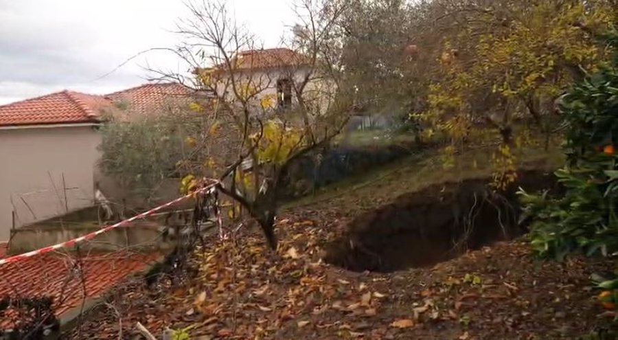 Panik dhe pasiguri në Belsh, hapen sërish gropa karstike: e fundit 1