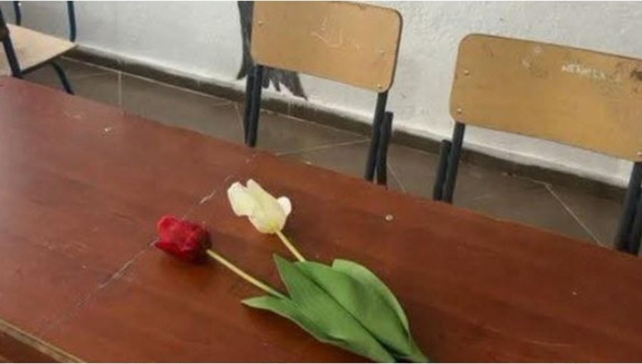 Shokët e klasës vendosin lule në bankën e 15-vjeçarit