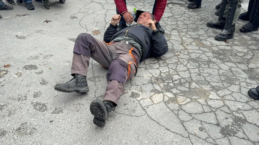 FOTOT/ Fermerët në Greqi kthejnë traktorët e tyre dhe