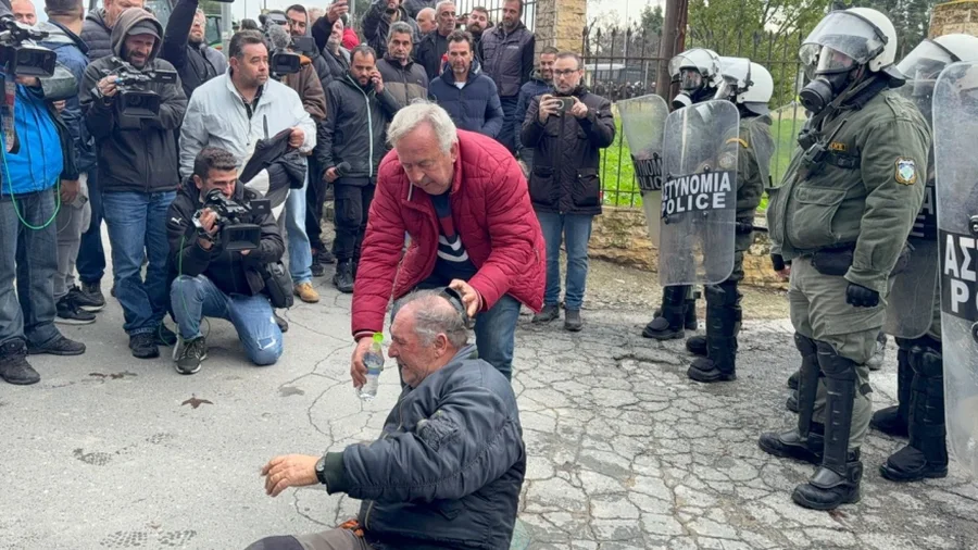 FOTOT/ Fermerët në Greqi kthejnë traktorët e tyre dhe