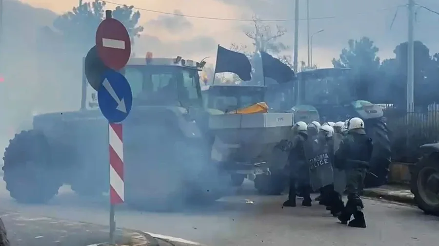 FOTOT/ Fermerët në Greqi kthejnë traktorët e tyre dhe