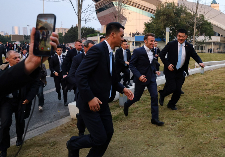 VIDEO/ Macron nuk përmbahet në Kinë, vrapon mes truprojave