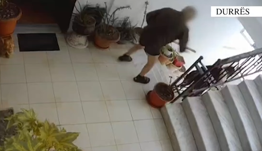 VIDEO/ Burri tenton të vr*së gruan në Durrës duke e goditur