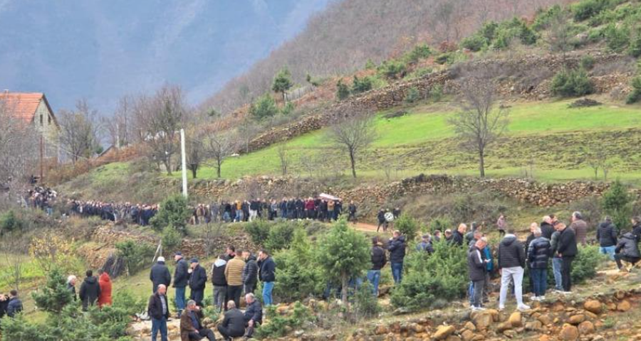 U vra me thikë nga 14 vjeçari në Durrës, përcillet