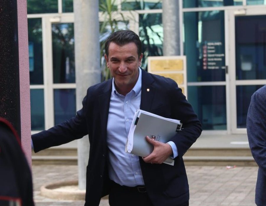 Avokatët e Veliajt i përgjigjen SPAK: 60 mijë faqe në 30