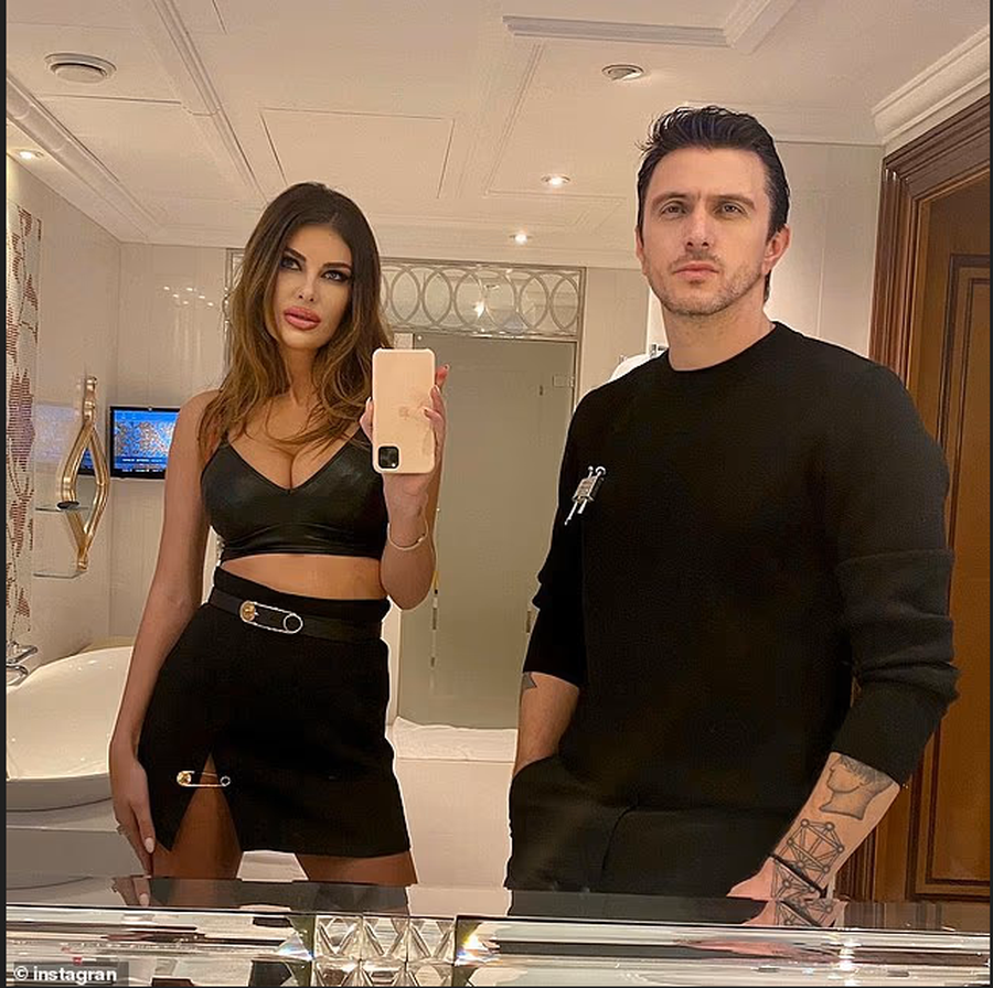 Puthja me Trump, lidhja me Kanye West, divorci me Dragos Savulescu, Angela