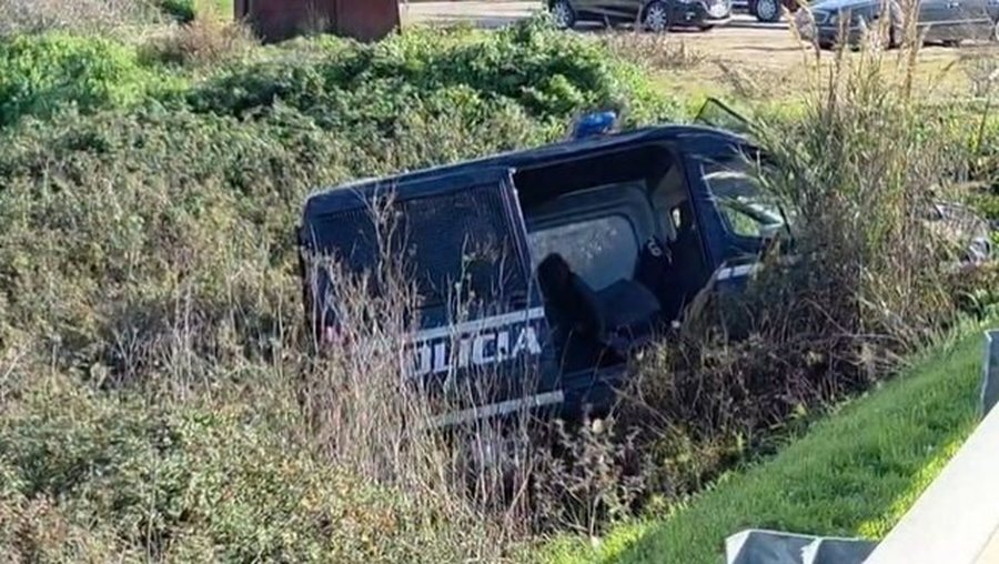 FOTO/ Përfundon në kanal furgoni i FNSH-së, dy efektiv