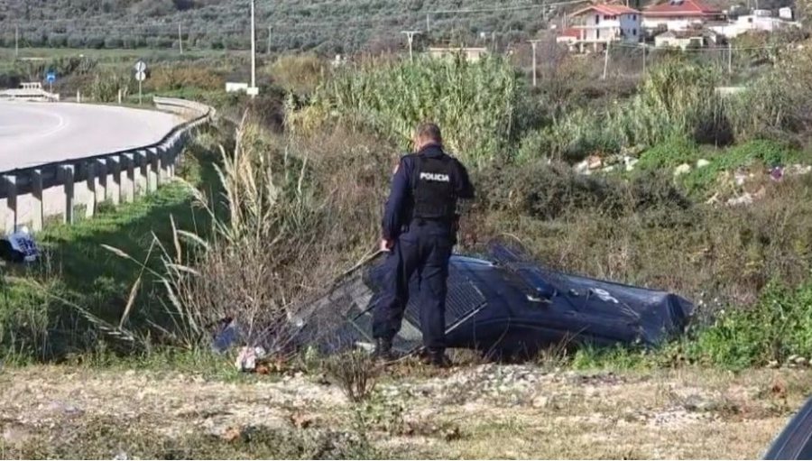 FOTO/ Përfundon në kanal furgoni i FNSH-së, dy efektiv