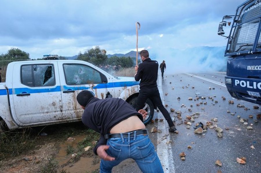 “Gurë, dru dhe gaz lotsjellës” pamje nga përleshjet e