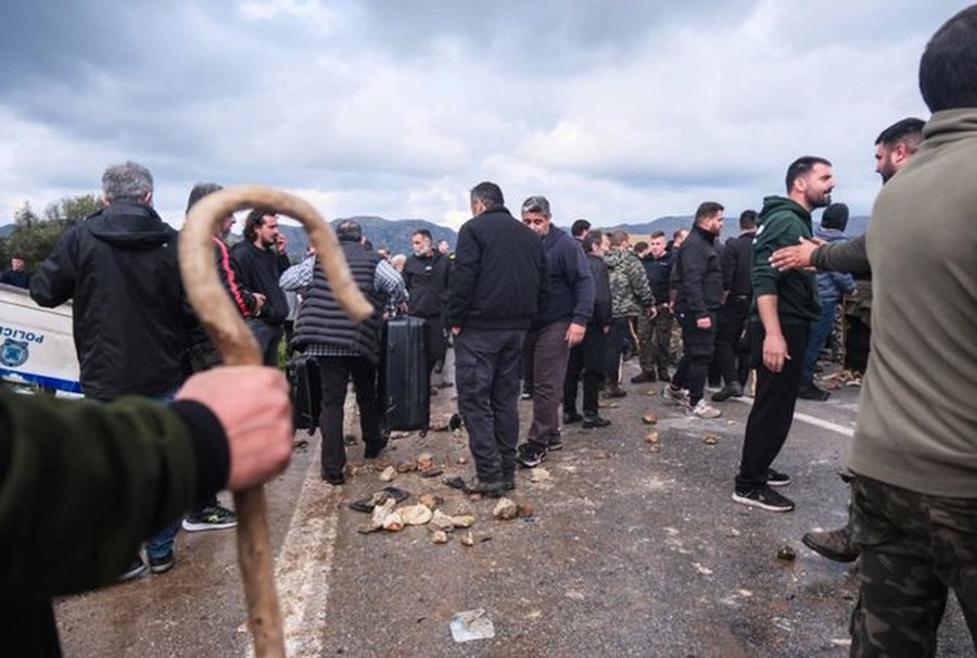 “Gurë, dru dhe gaz lotsjellës” pamje nga përleshjet e