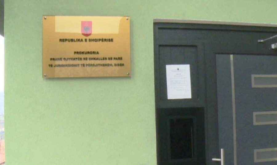 Shkon për të regjistruar pronën, por punonjësit e