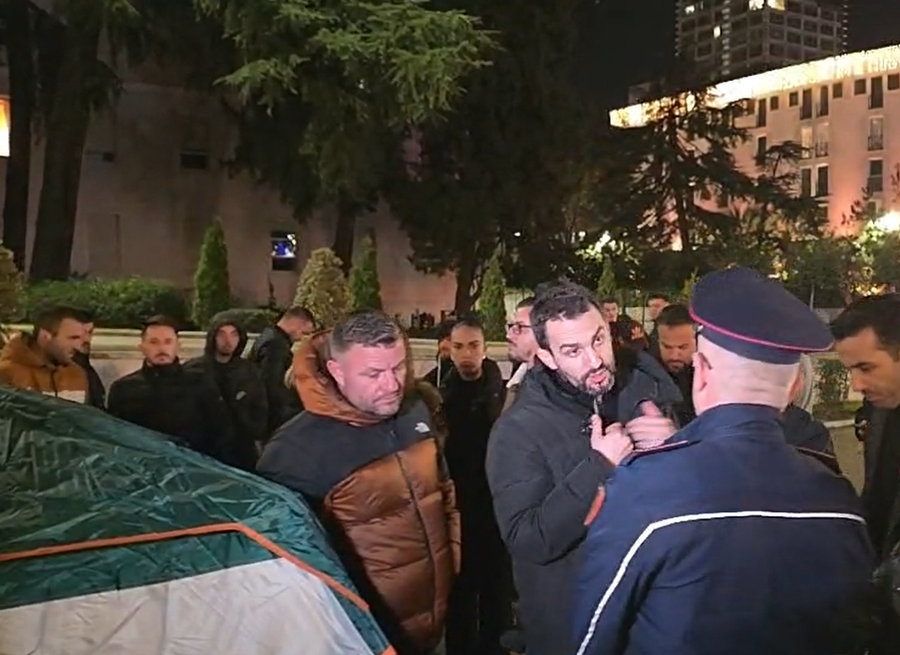 VIDEO/ “O trap, më këpute gishtat”, Adriatik Lapaj dhe