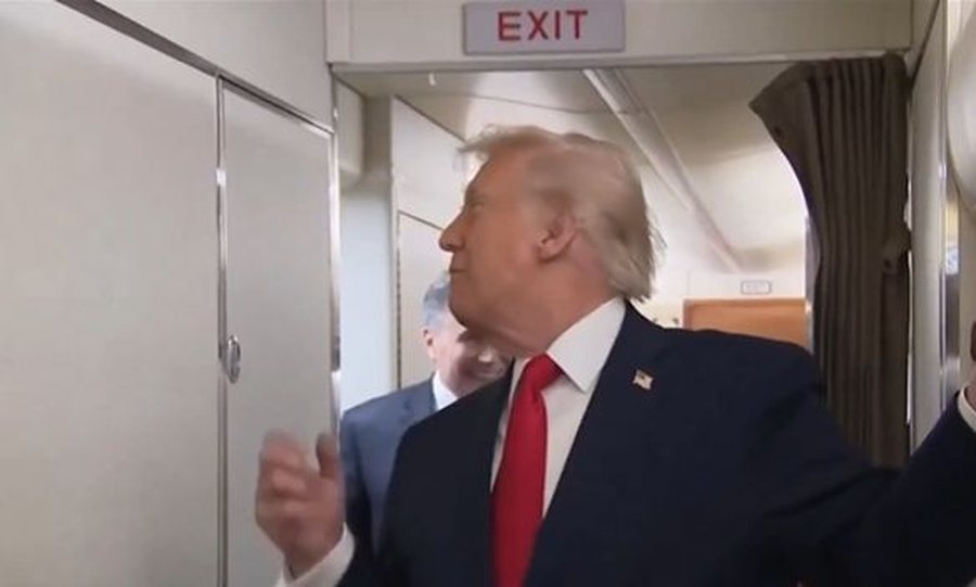 VIDEO/ Incident me derën e tualetit të Air Force One, dikush