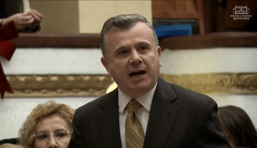 "Ju flisni për lepuj unë flas për zagarë", Balla