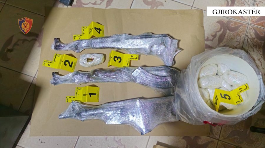 EMRAT/ Arsenal armësh në banesën e Dhimitër Mecit, Policia