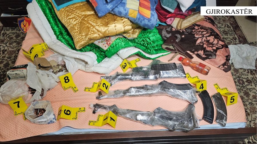 EMRAT/ Arsenal armësh në banesën e Dhimitër Mecit, Policia