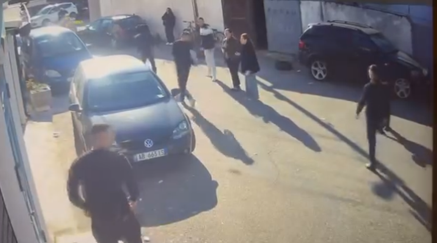 VIDEO/ Grushta e thik*, dalin pamjet e sherrit mes nxënësve në