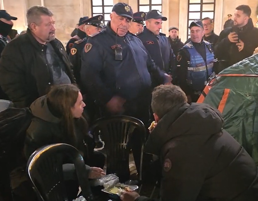 VIDEO/ Policia merr zvarrë aktivistet e Adriatik Lapajt, u shkatërron