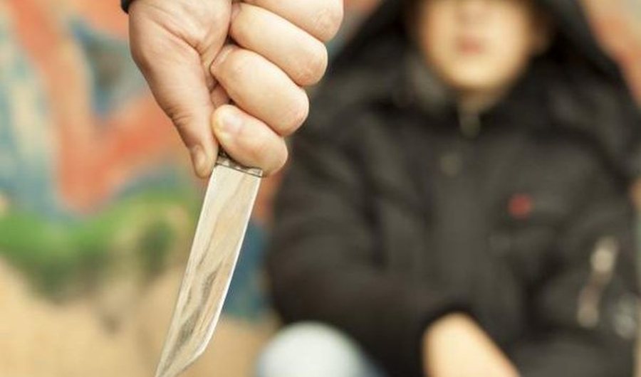 Fëmija e policit qëllon me thikë bashkëmoshatarin në