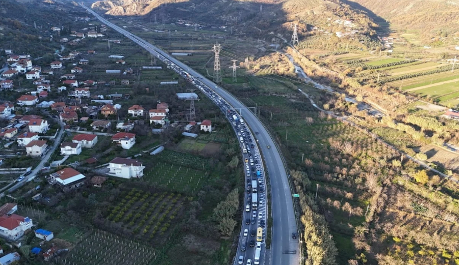 Trafik kilometrik drejt Elbasanit, kryeqytetasit zgjedhin të kalojnë