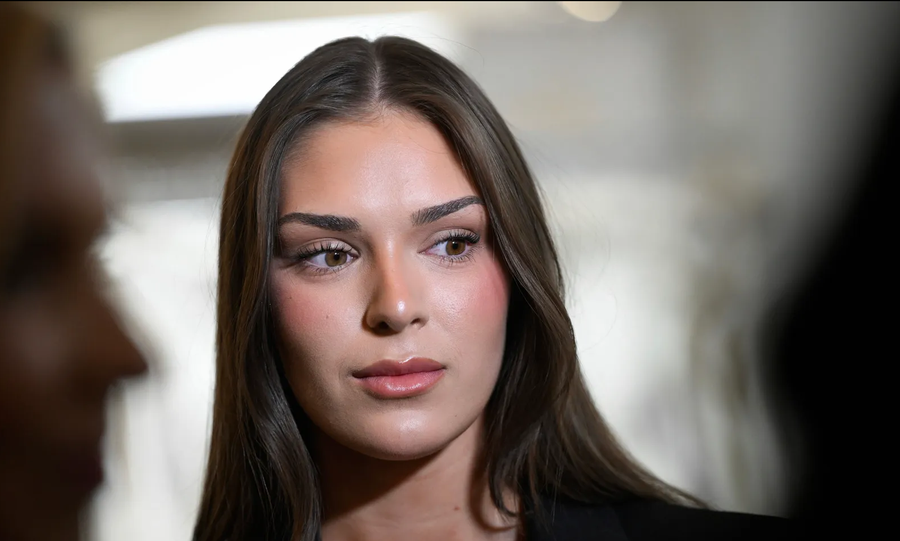 FOTO/ Bëri gjest racist, bukuroshes me origjinë nga Kosova i hiqet