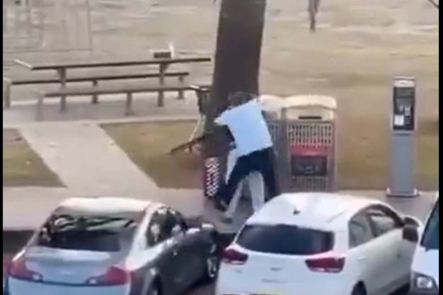 Video nga masakra e Sidneit / Qytetari çarmatos njërin nga