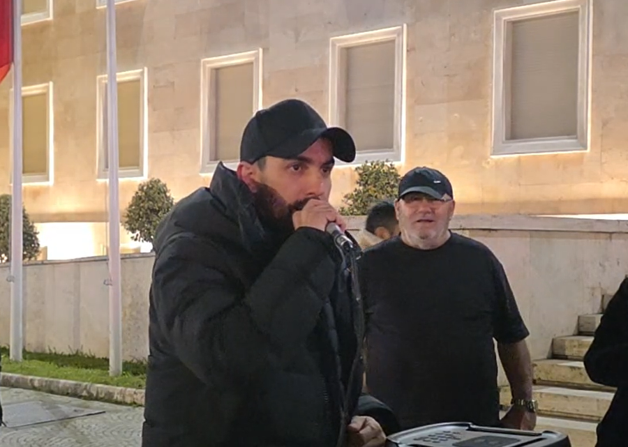 “Dorëheqje”, Lapaj “këngë”