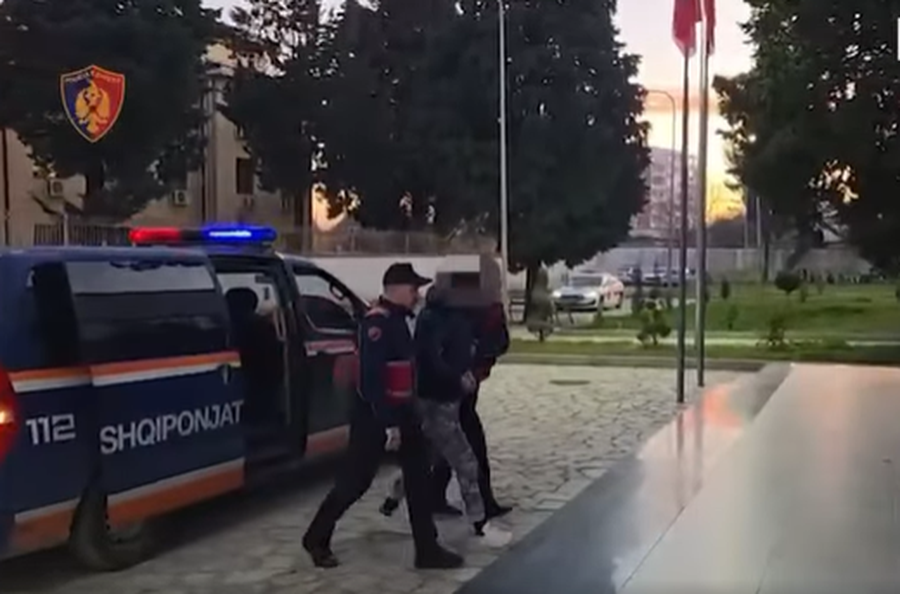 VIDEO/ Zbardhet djegia e 2 makinave n&euml; Shkod&euml;r, arrestohet autori 19