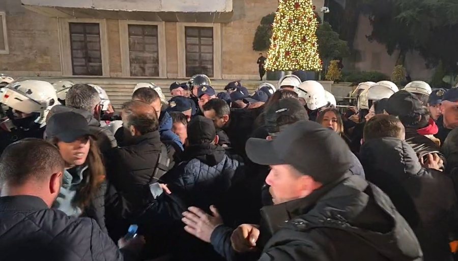 Tensione para Kryeministris&euml;: Lapaj akuzon policin&euml; p&euml;r