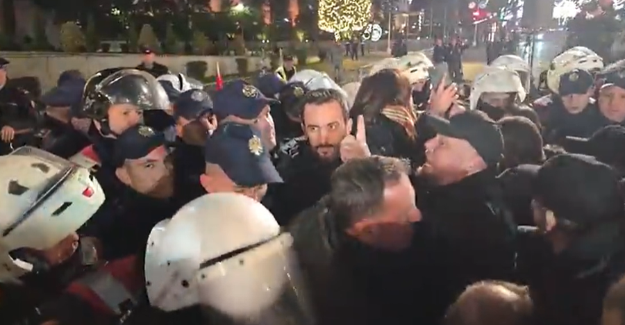 VIDEO/ &ldquo;Maskara, turp&rdquo;, si ndodhi p&euml;rplasja e protestuesve