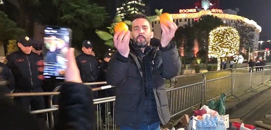 VIDEO/ Revoltohet Lapaj: I kanë thyer këmbën Agronit,