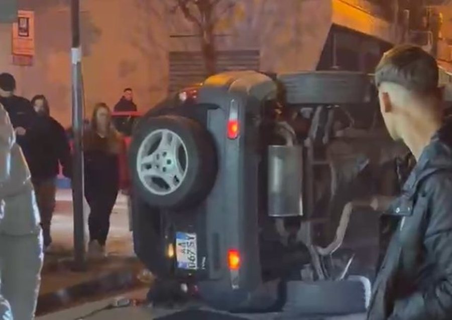 Aksident i pazakont&euml;, makina p&euml;rfundon n&euml; dyqan, nj&euml;