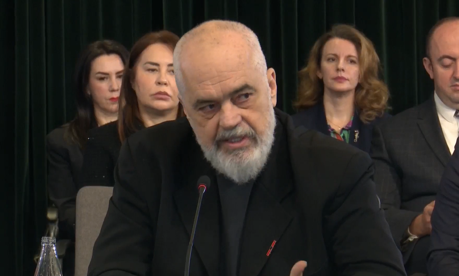 "Deputet&euml;t parkonin mbi trotuare", Rama: Nuk ka m&euml; as