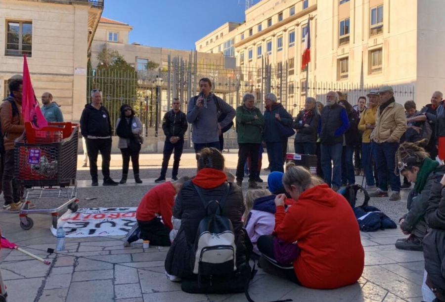 FOTO/ Nuk duan të kthehen në Shqipëri, familja shqiptare fle