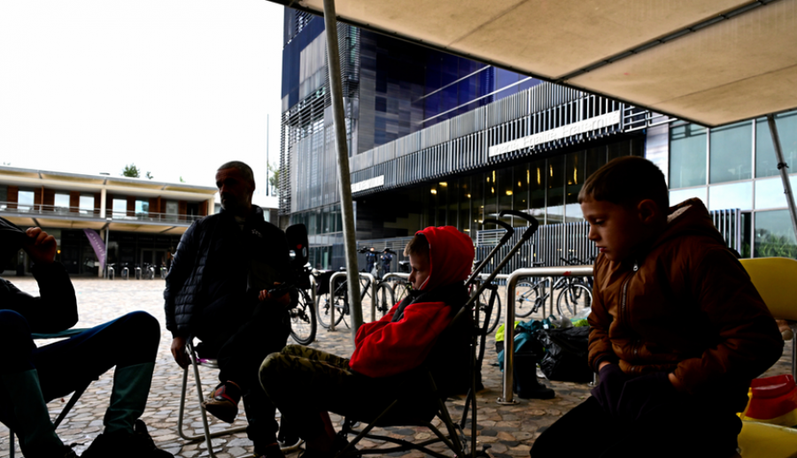 FOTO/ Nuk duan të kthehen në Shqipëri, familja shqiptare fle