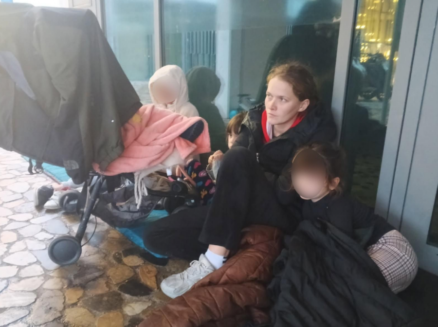 FOTO/ Nuk duan t&euml; kthehen n&euml; Shqip&euml;ri, familja shqiptare fle